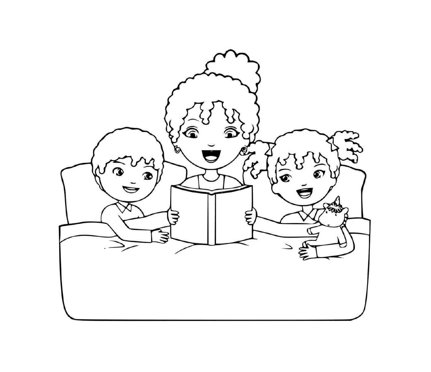   Une mère et ses deux enfants lisant avant de dormir 