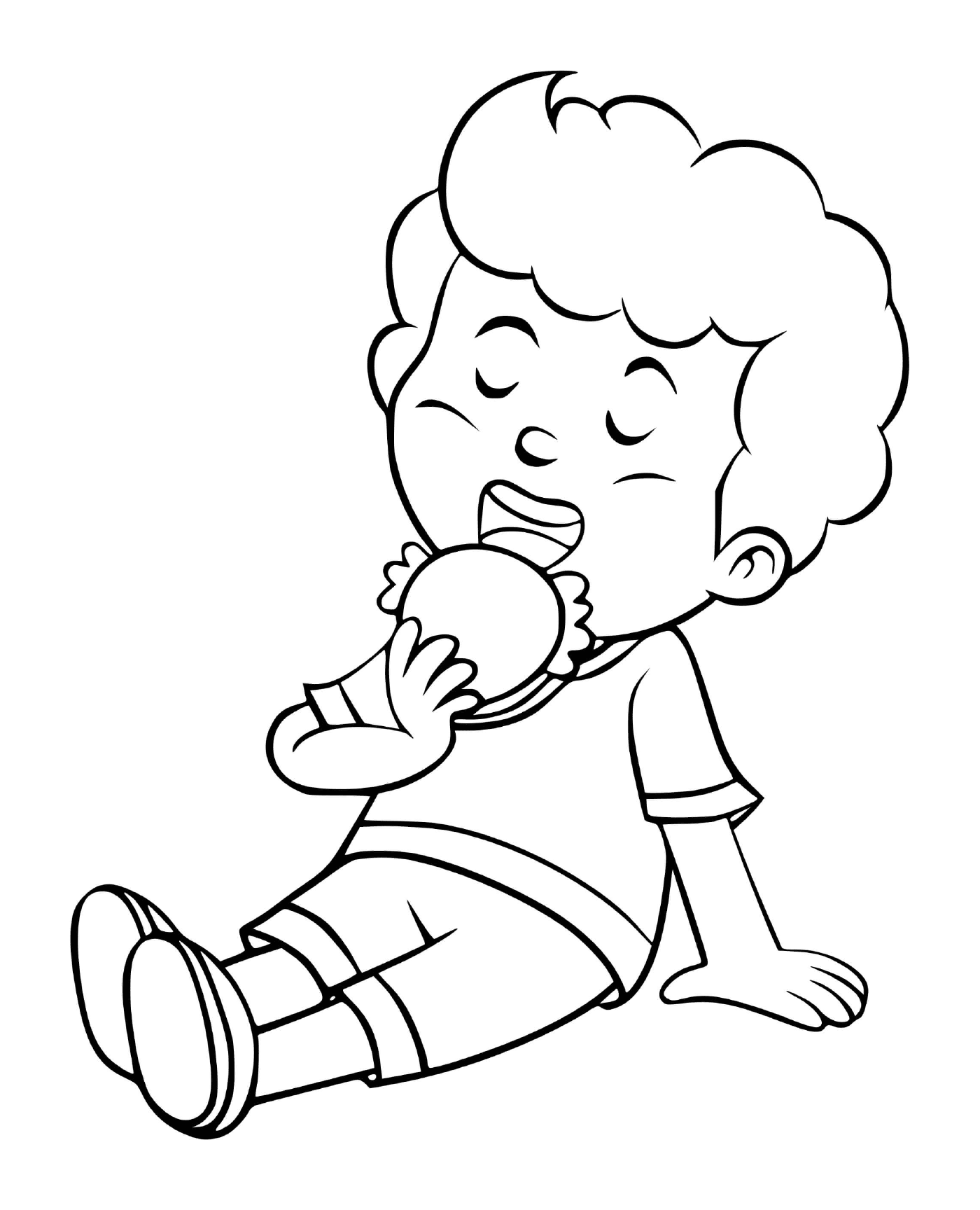   Un garçon mange son déjeuner avec appétit 