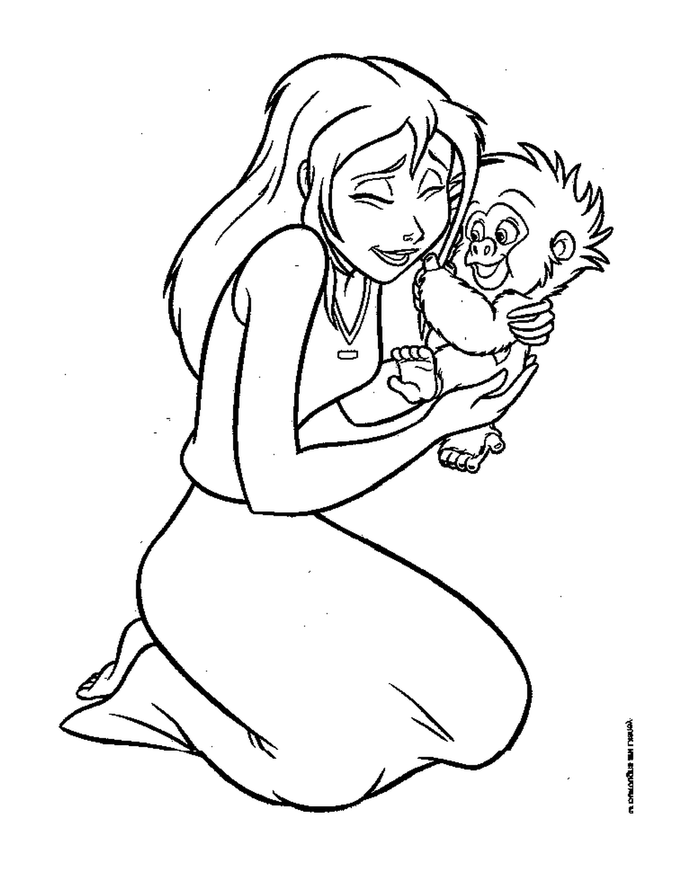   Femme tenant un singe bébé dans ses bras 