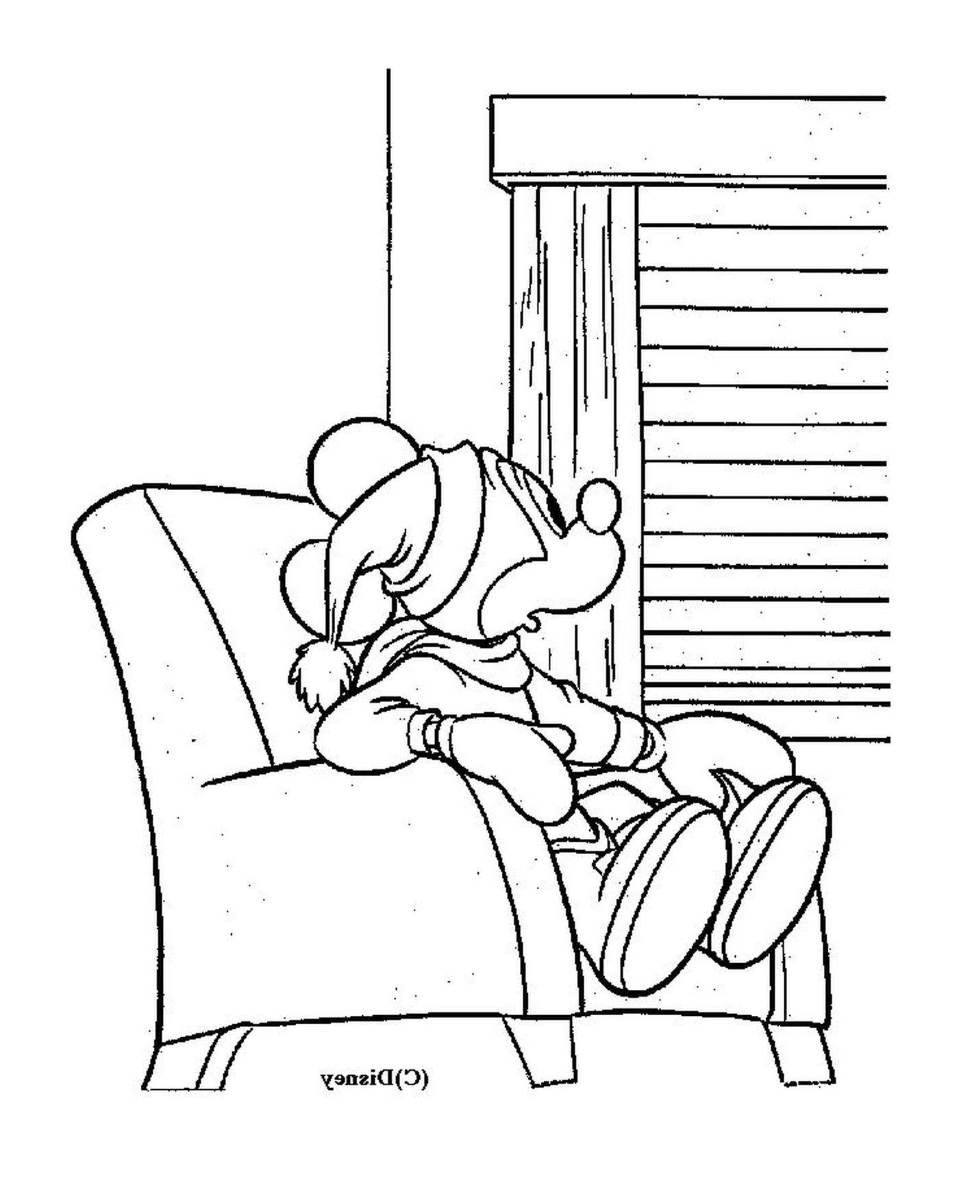   Mickey Mouse assis sur un fauteuil 