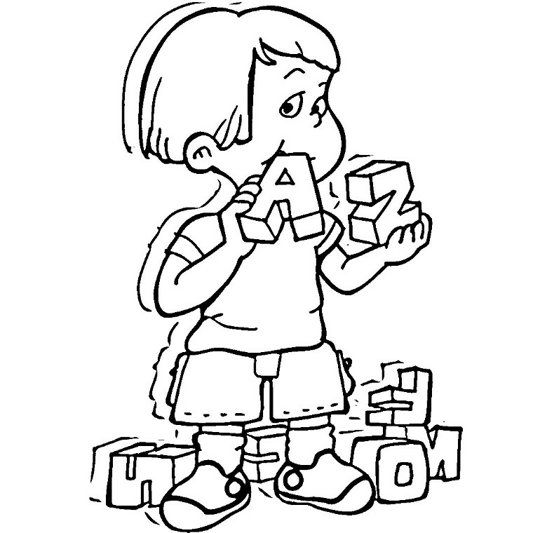   Un enfant tenant une lettre à côté de blocs 