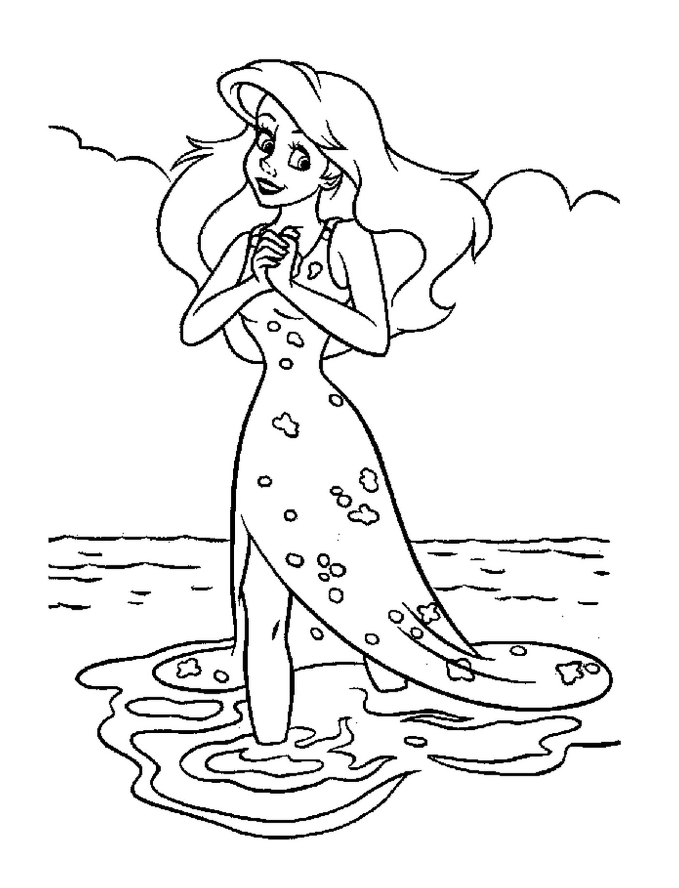   Une femme debout dans l'eau 