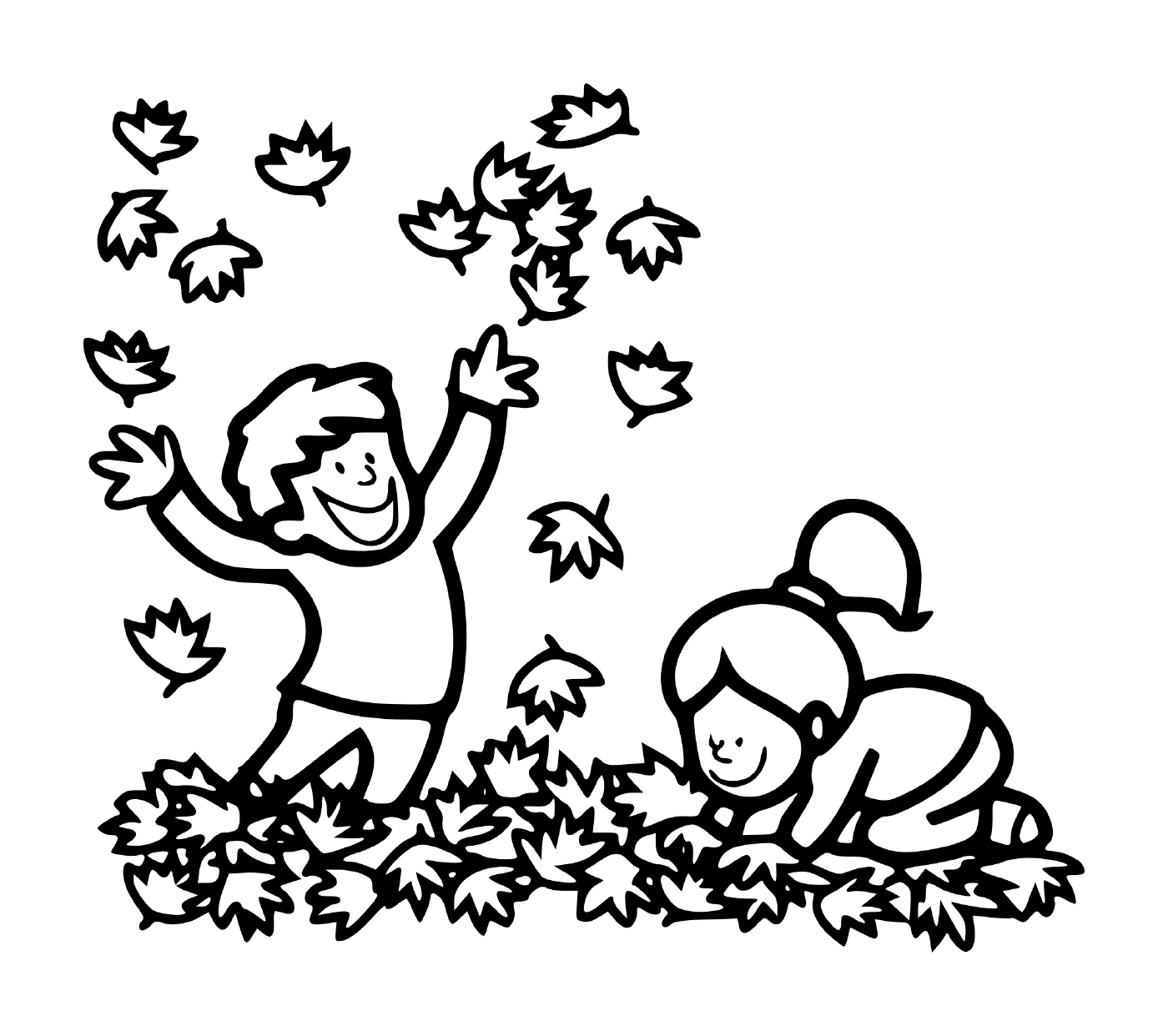   Un garçon et une fille jouant dans les feuilles 