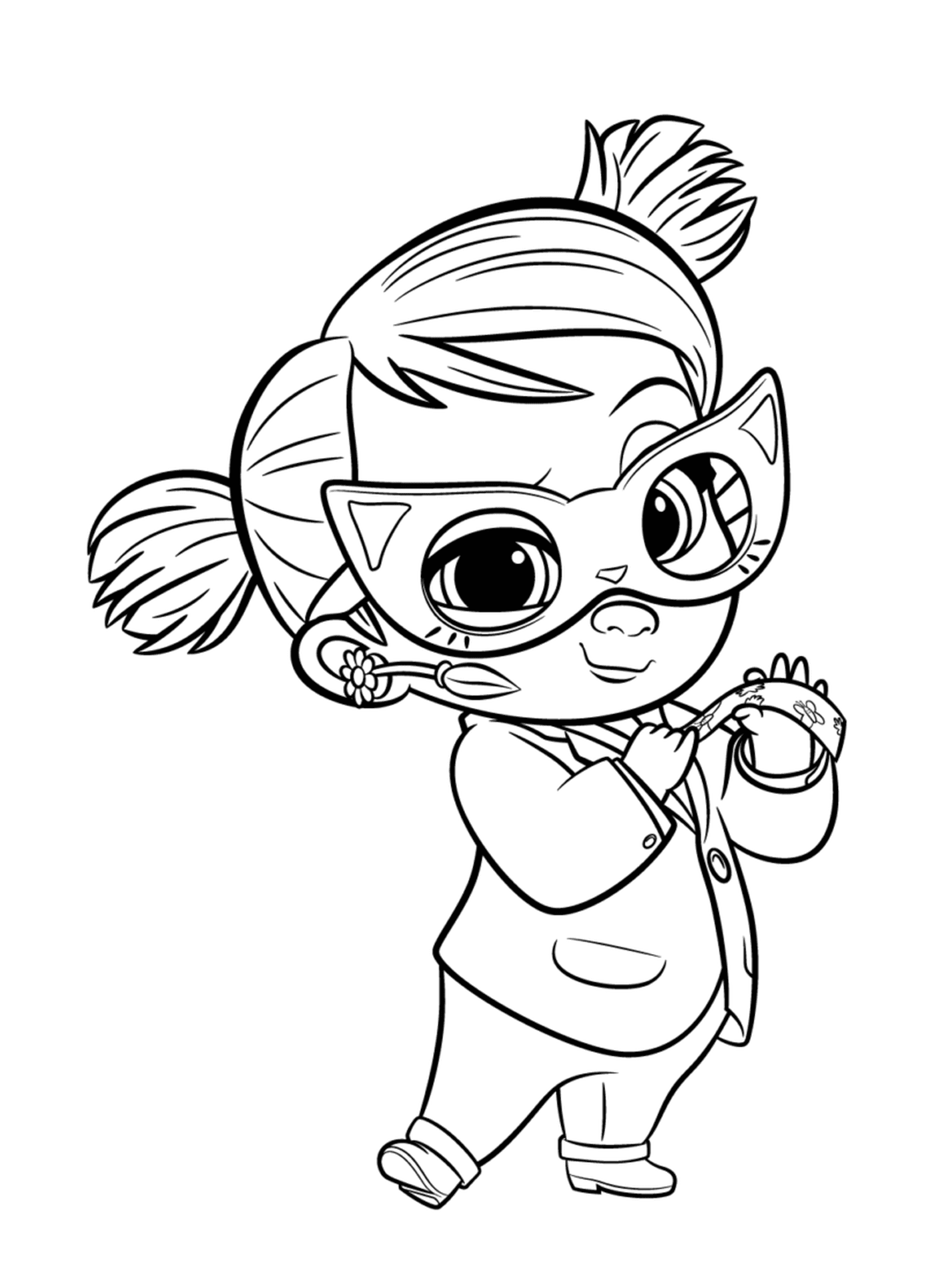   Une petite fille tient une paire de ciseaux 