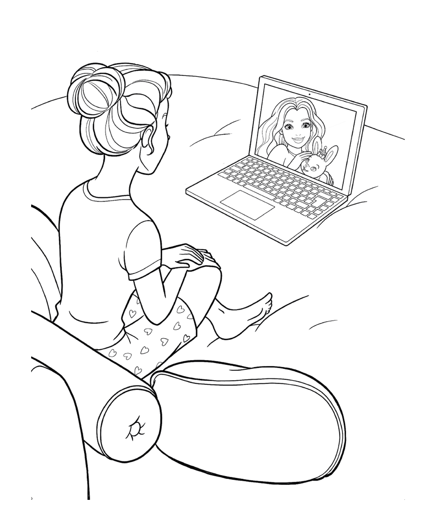   Une femme assise devant un ordinateur portable 