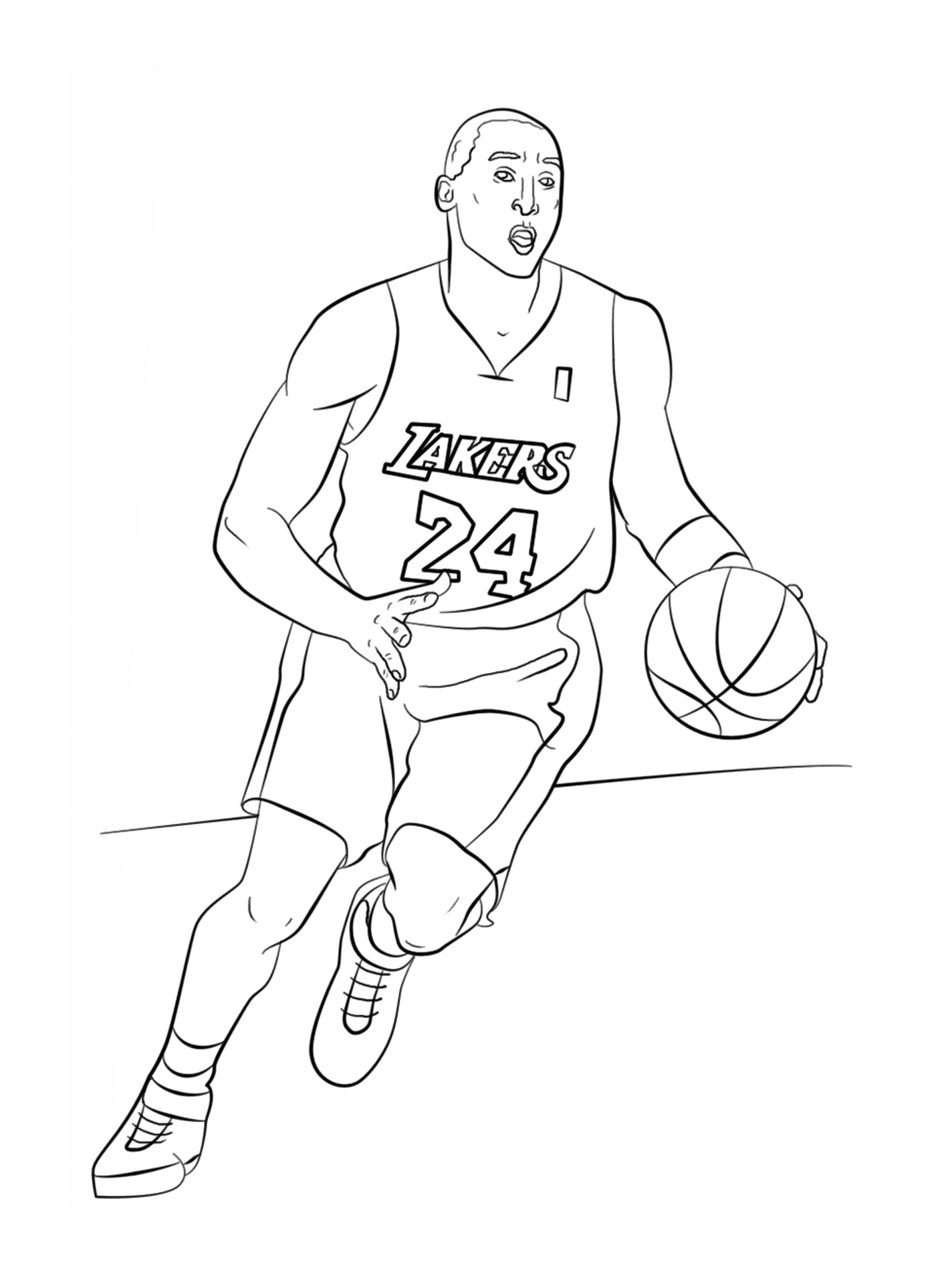   Kobe Bryant tient un ballon de basketball 