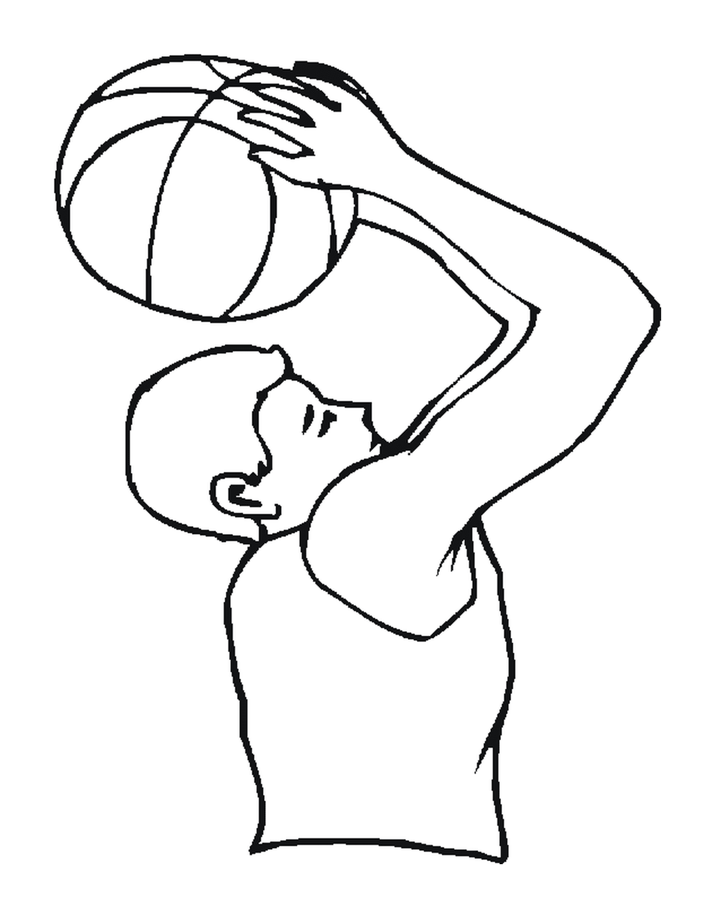   Un homme tient un ballon de basketball 