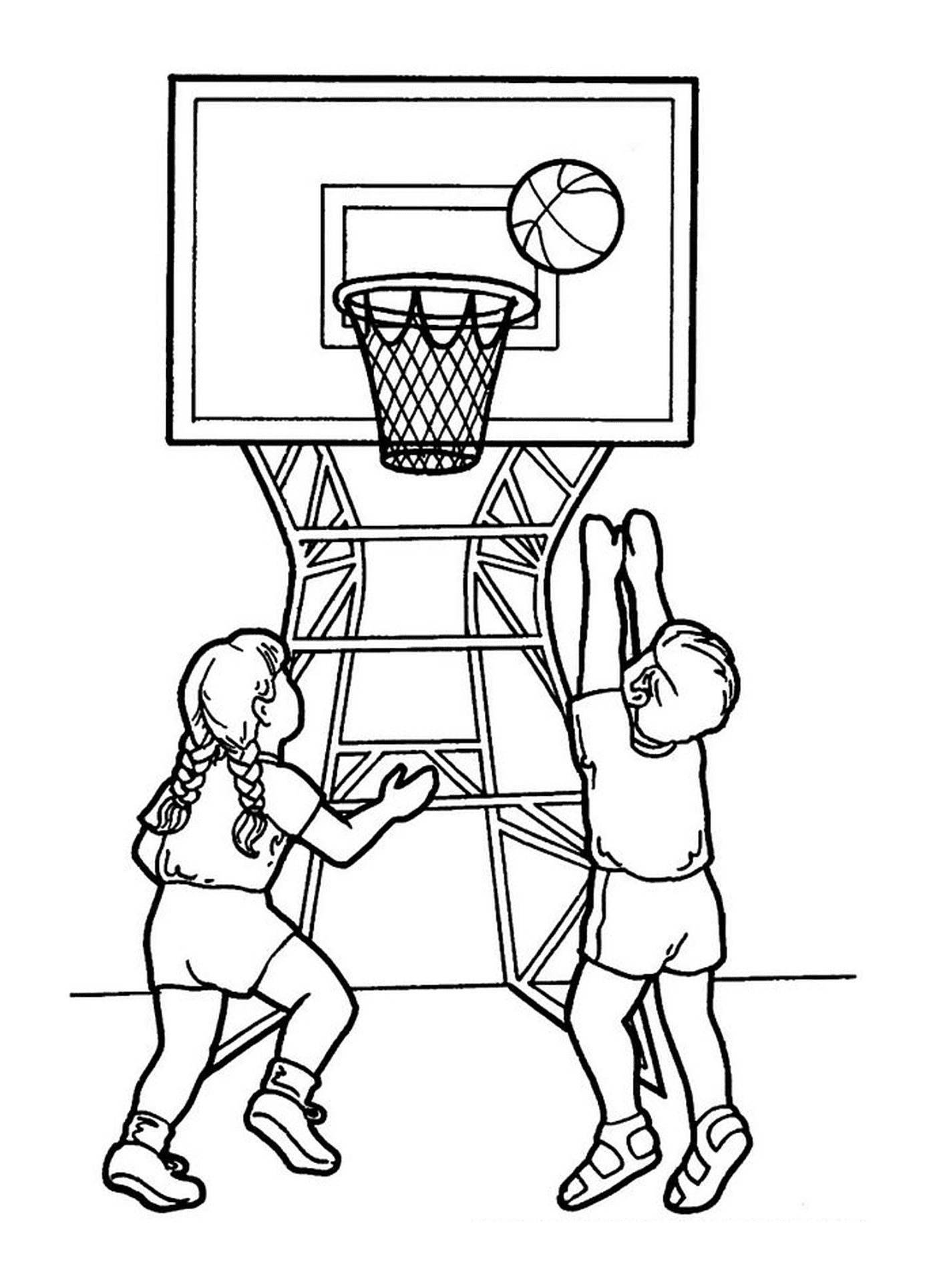   Un garçon et une fille jouent au basketball 