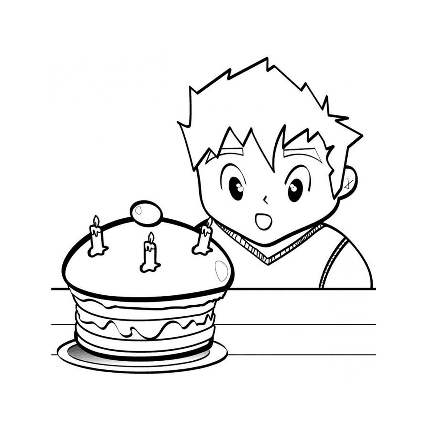   Un garçon regardant un gâteau d'anniversaire 