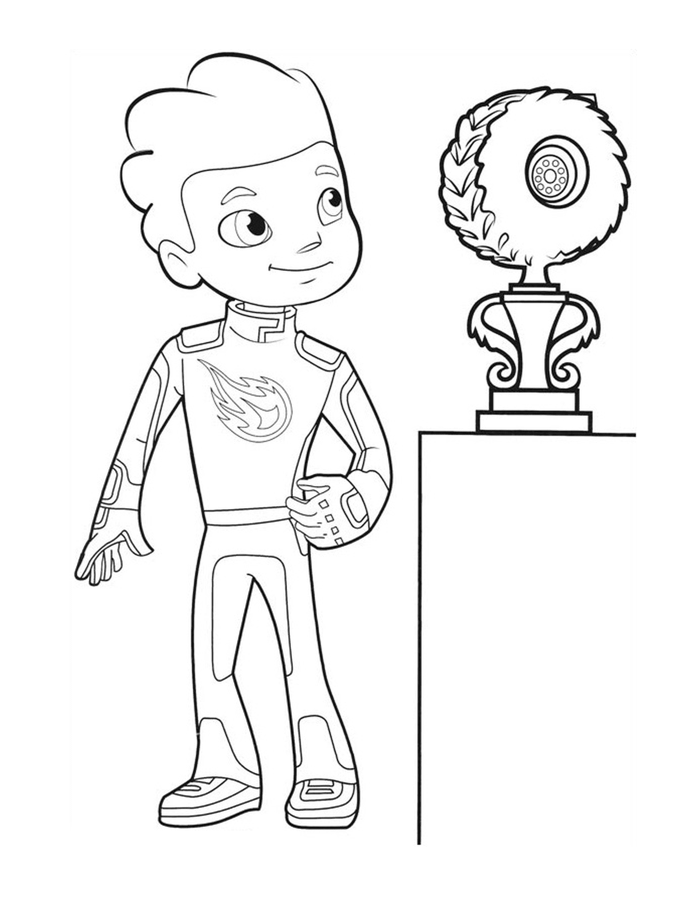   Un garçon debout à côté d'un trophée 
