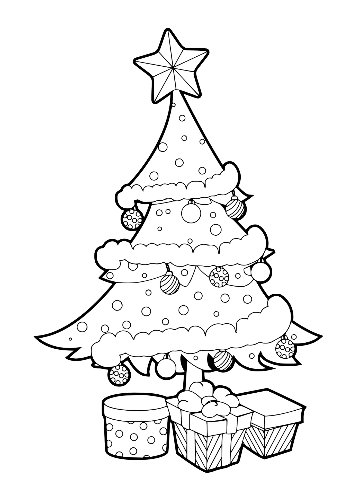   Joli sapin de Noël décoré avec boules et cadeaux 