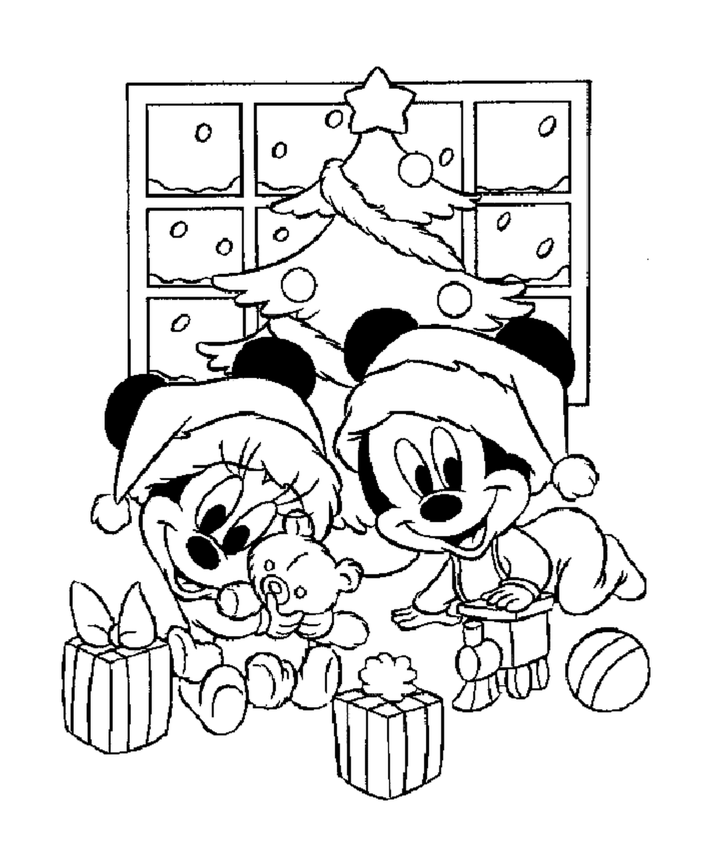   Bébés Mickey et Minnie jouant avec leurs cadeaux devant le sapin 
