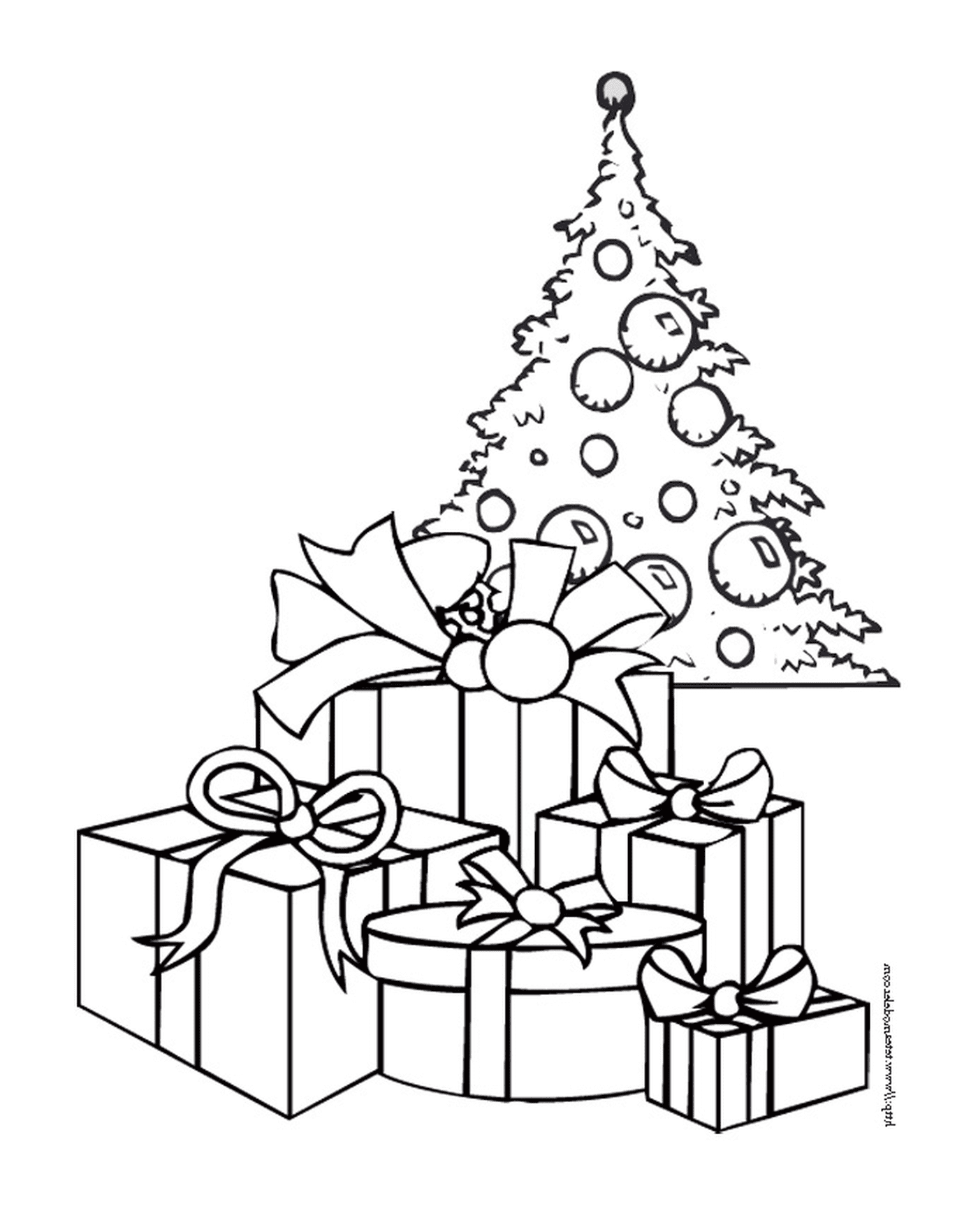   Un sapin de Noël avec des cadeaux en haut 
