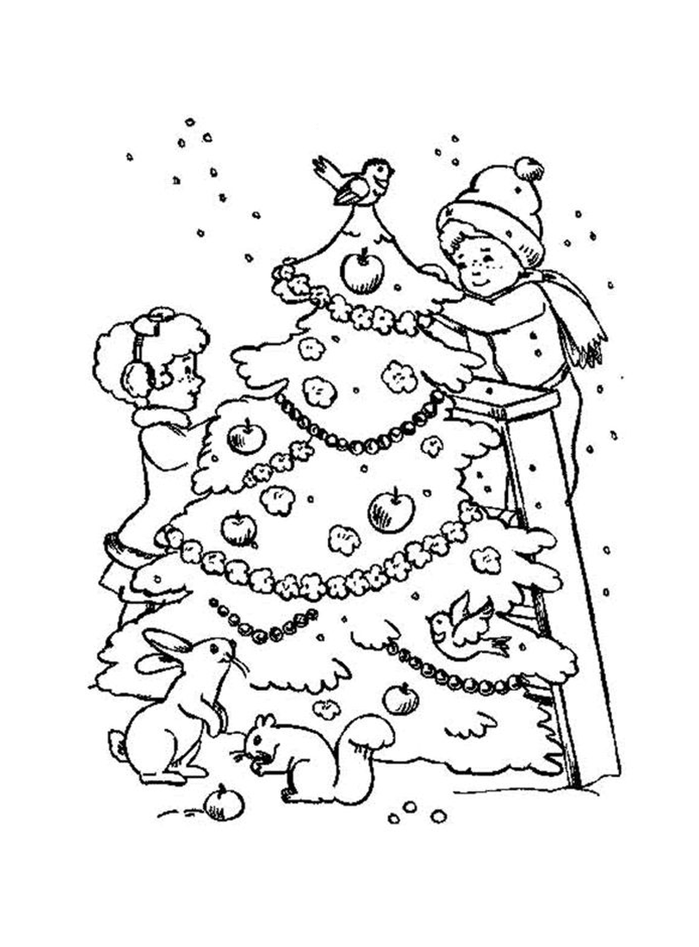   Un enfant debout devant un sapin de Noël 