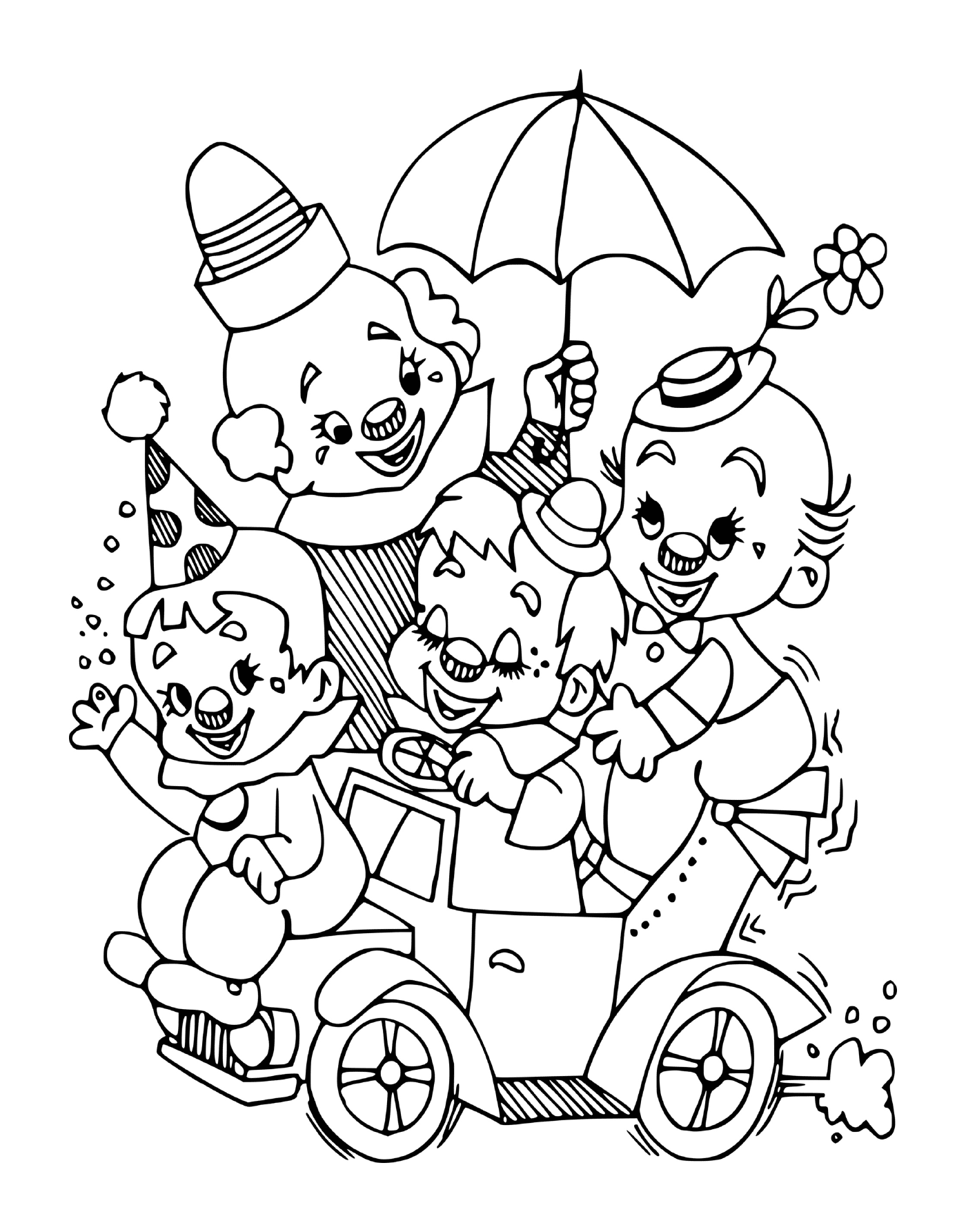   Famille de petits clowns assis sur un véhicule de fête 