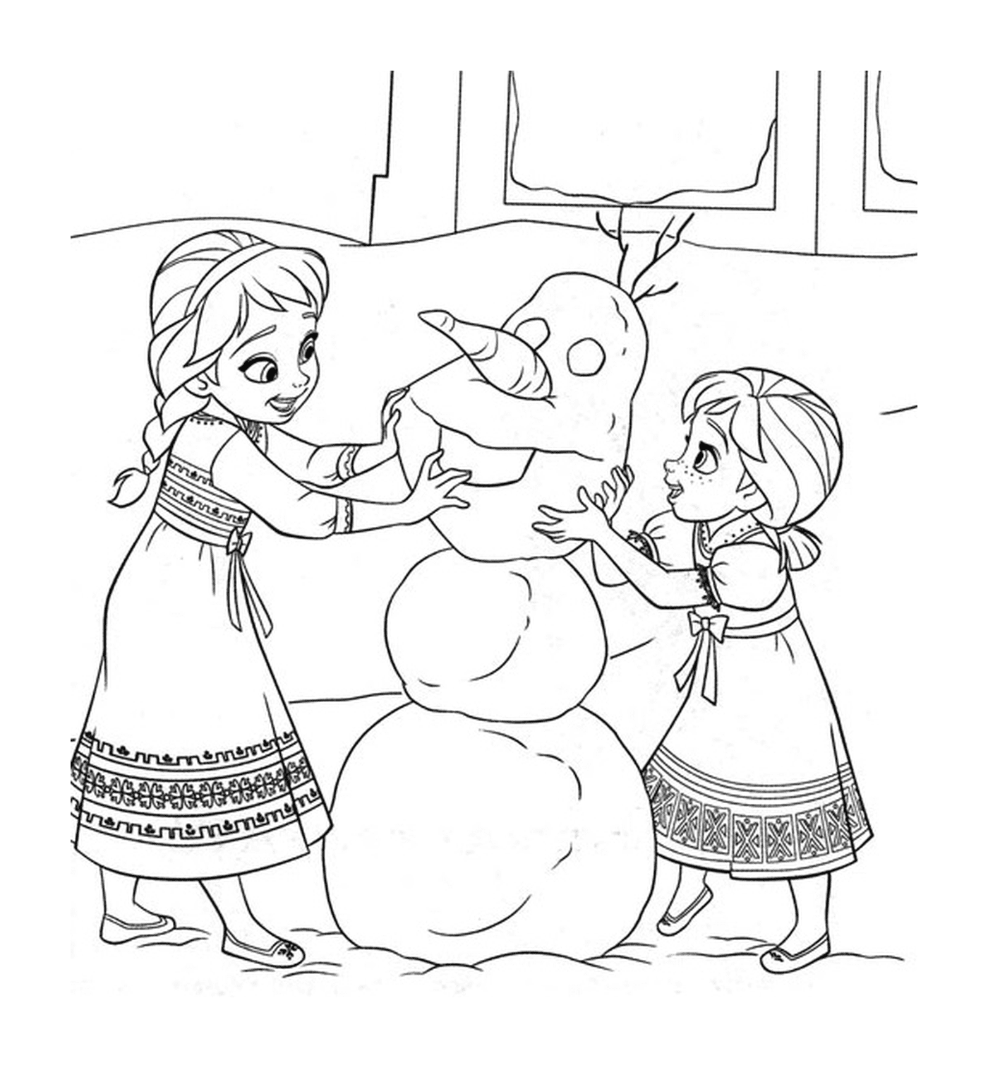   Deux petites filles construisent un bonhomme de neige ensemble 