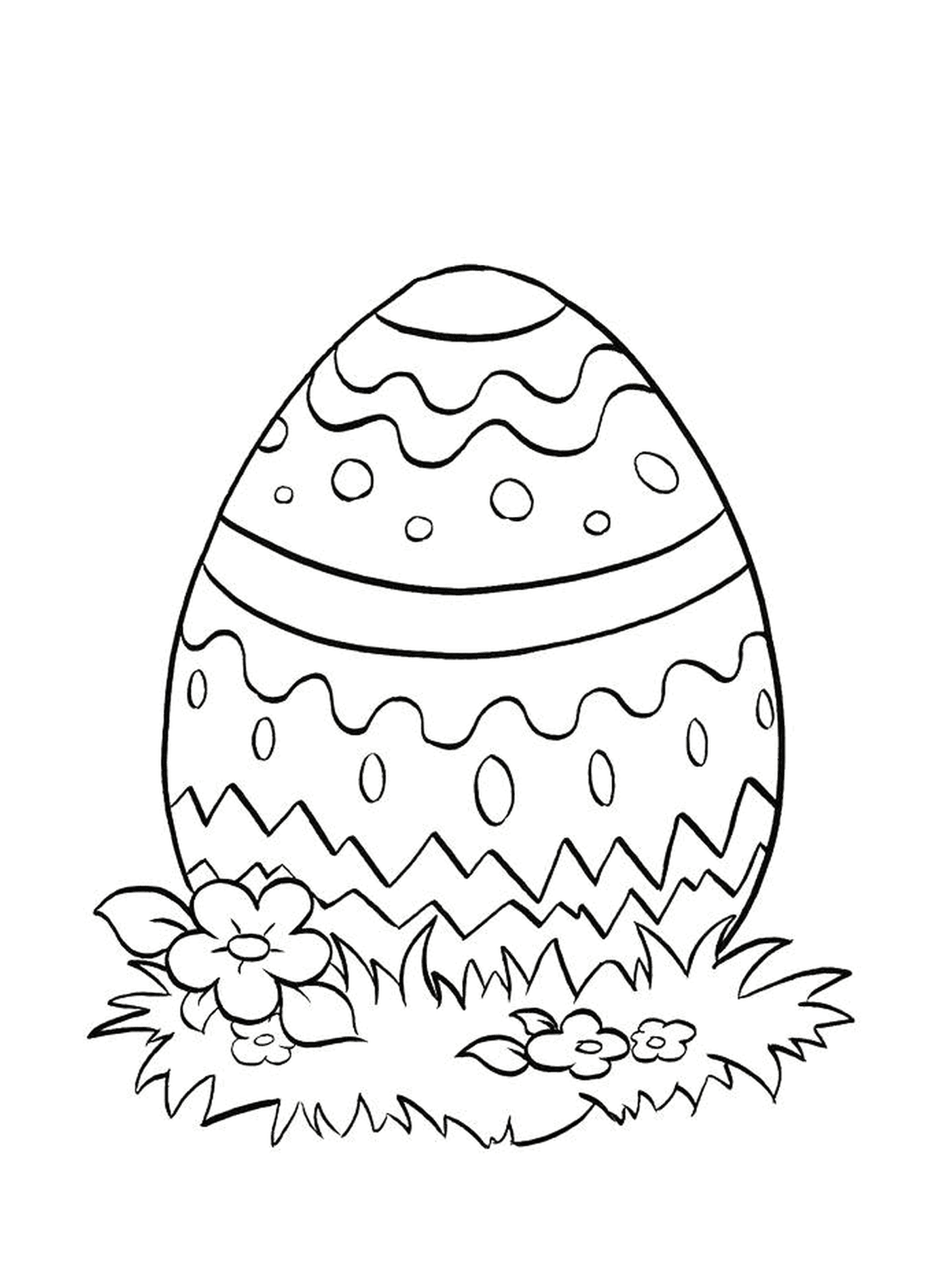   Un œuf de Pâques dans l'herbe 