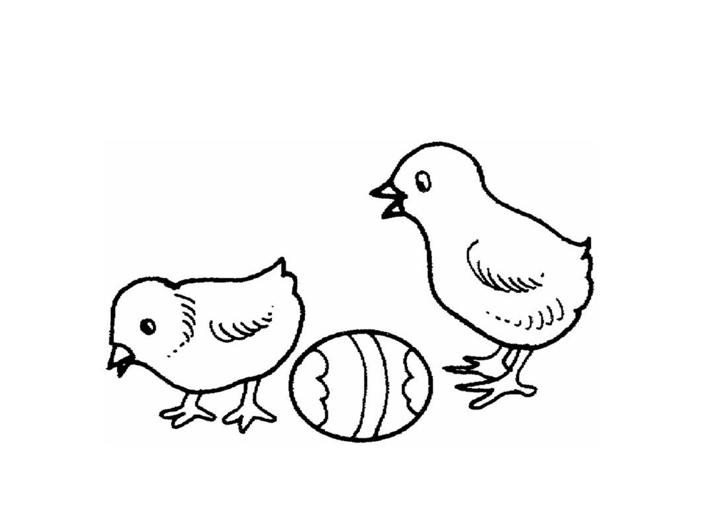   Deux poules et un œuf se tiennent côte à côte 
