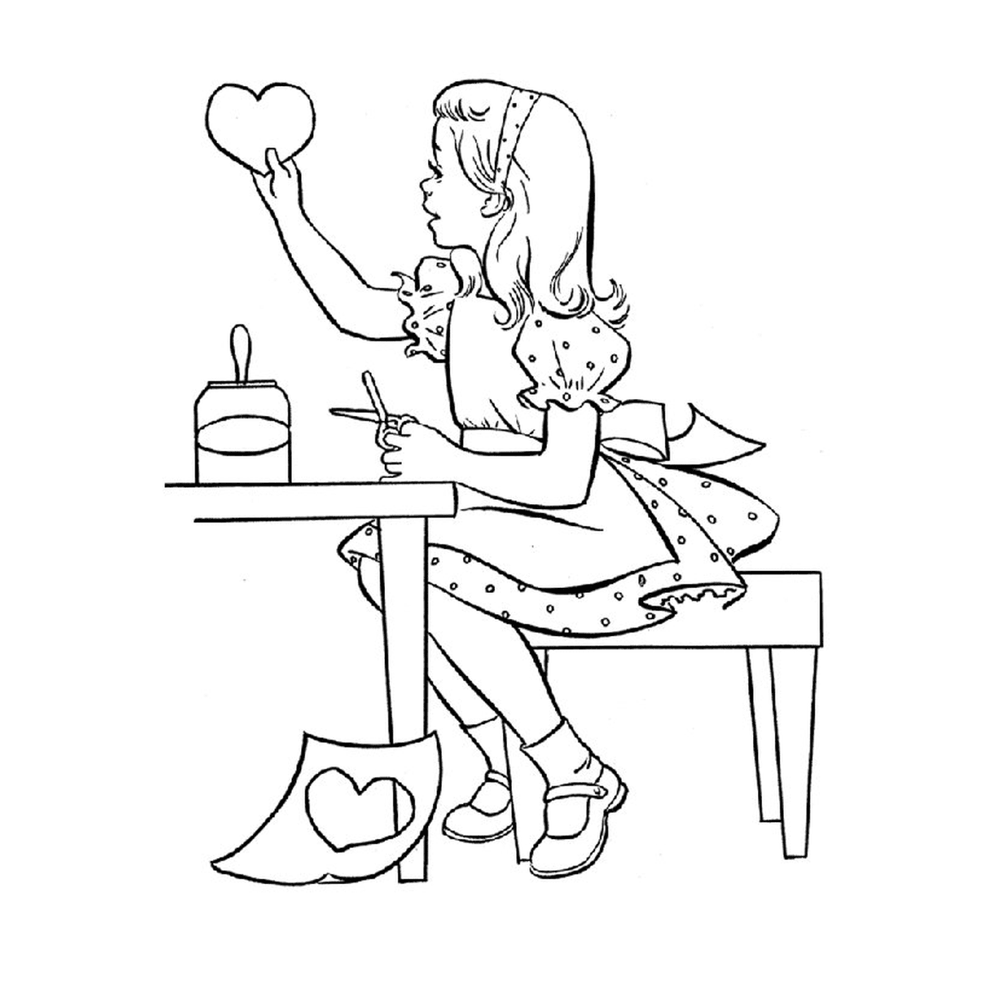   Une femme assise à une table tenant un cœur 