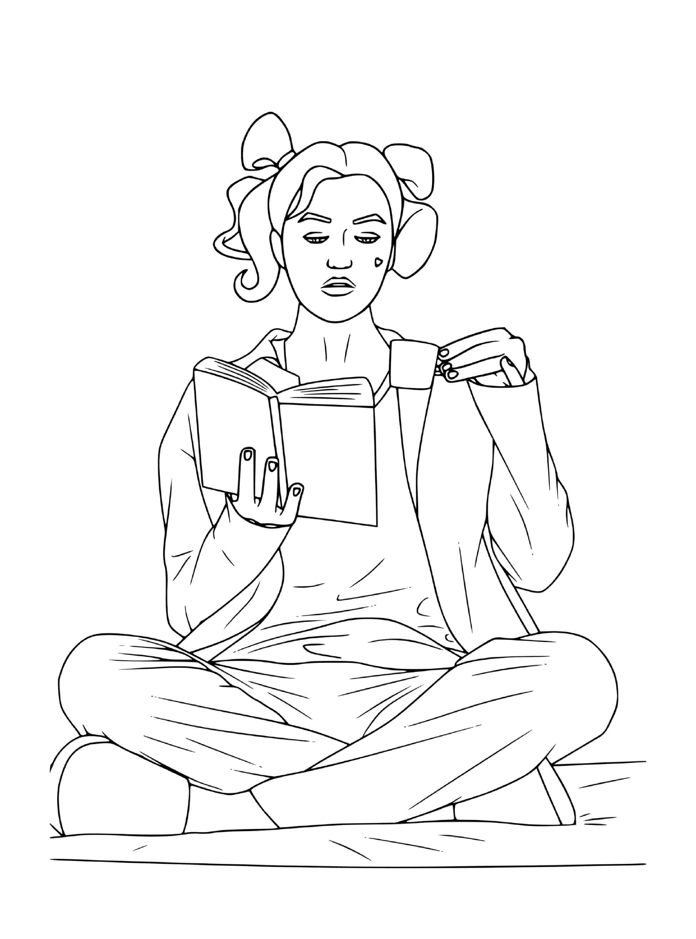   Femme assise par terre, lisant 