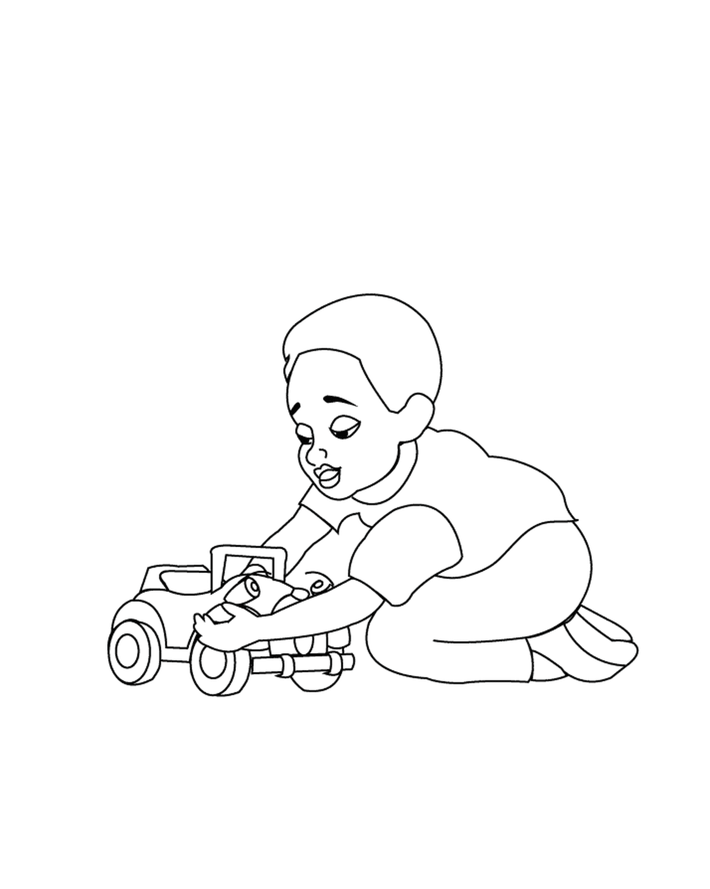   Un enfant joue avec une voiture-jouet 
