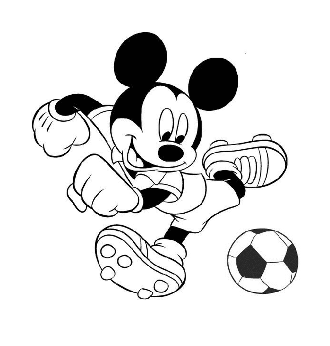   Mickey joue au foot : donnant un coup de pied à un ballon de soccer 