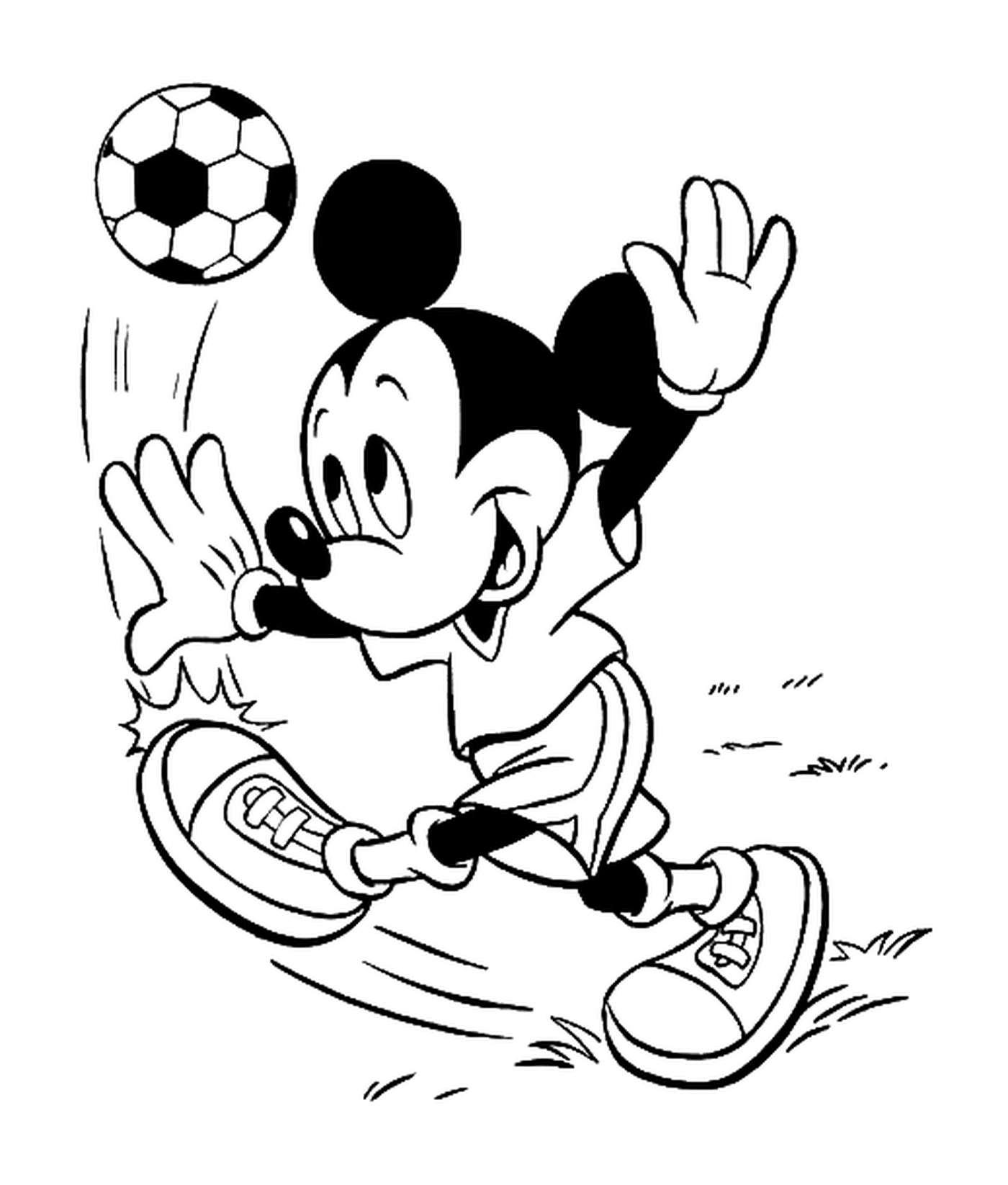   Mickey joue au football avec un ballon de soccer 