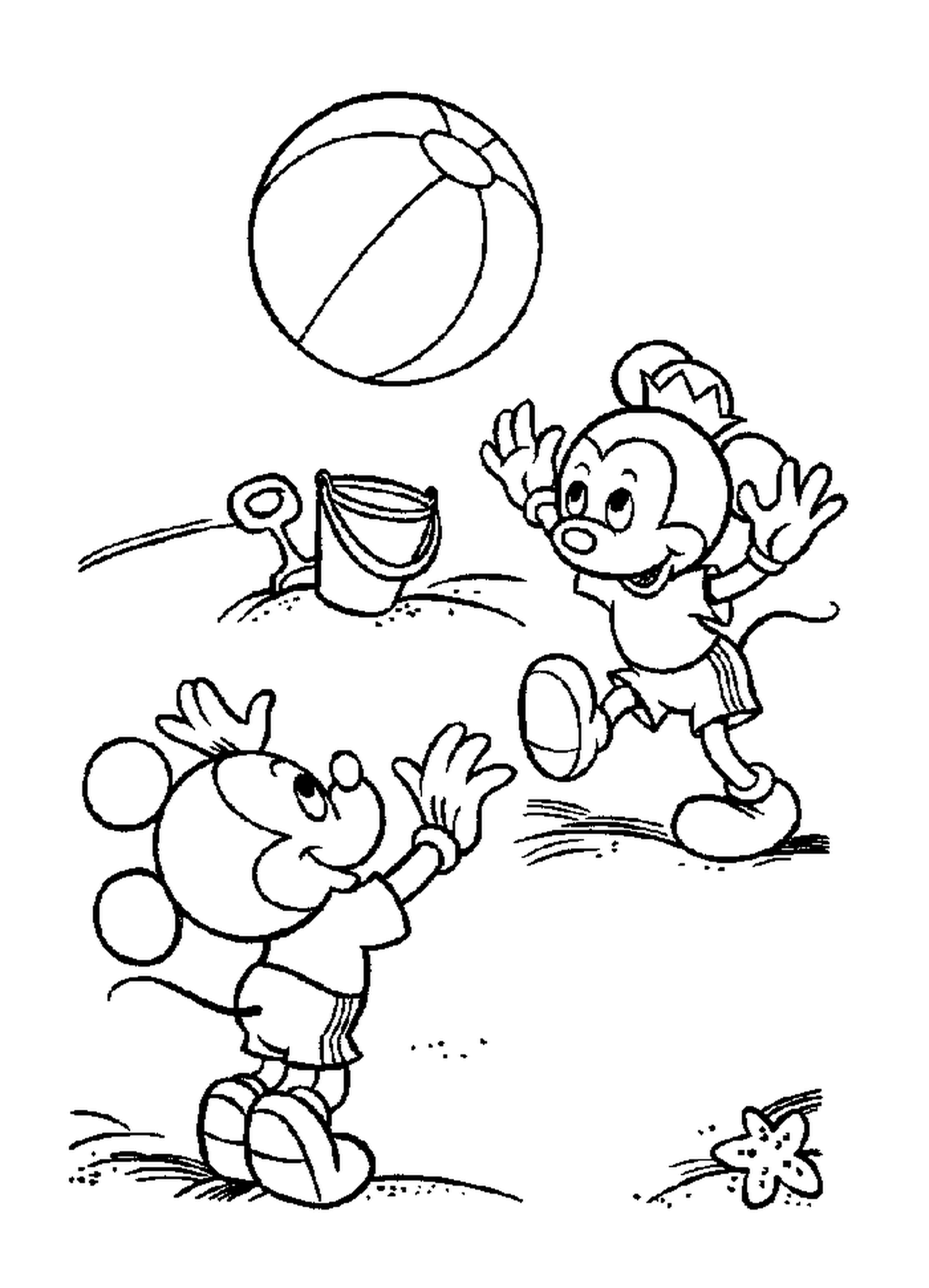   Les enfants de Mickey à la plage : Mickey Mouse jouant au ballon 