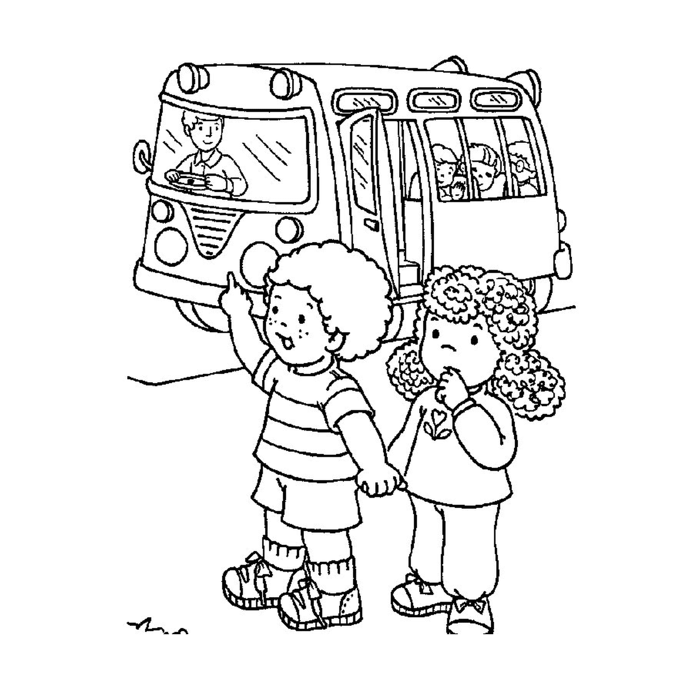   Deux enfants devant un autobus scolaire 