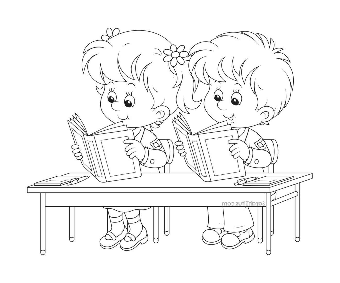   Deux petits enfants lisant un livre à un bureau 