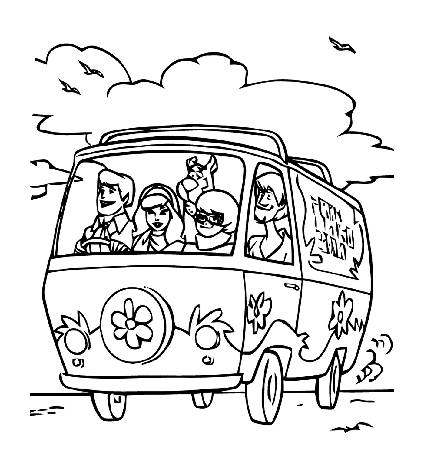   Un groupe de personnes dans une voiture sur la route 