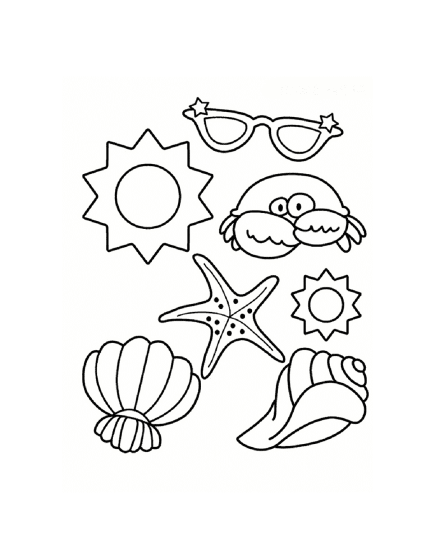   Coquillage, étoile de mer, crabe et lunettes de soleil sur la plage 
