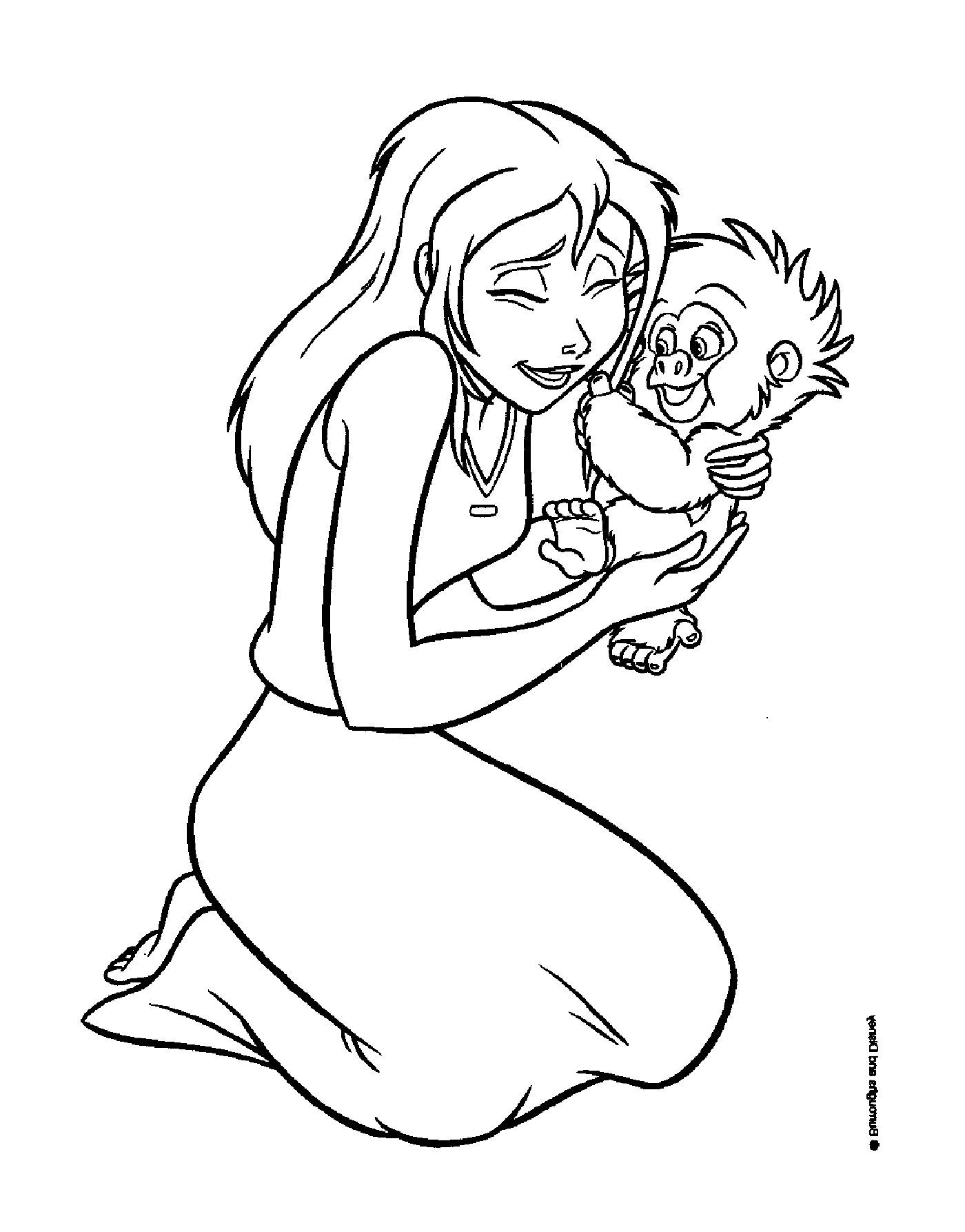   Femme tenant un singe bébé dans ses bras 