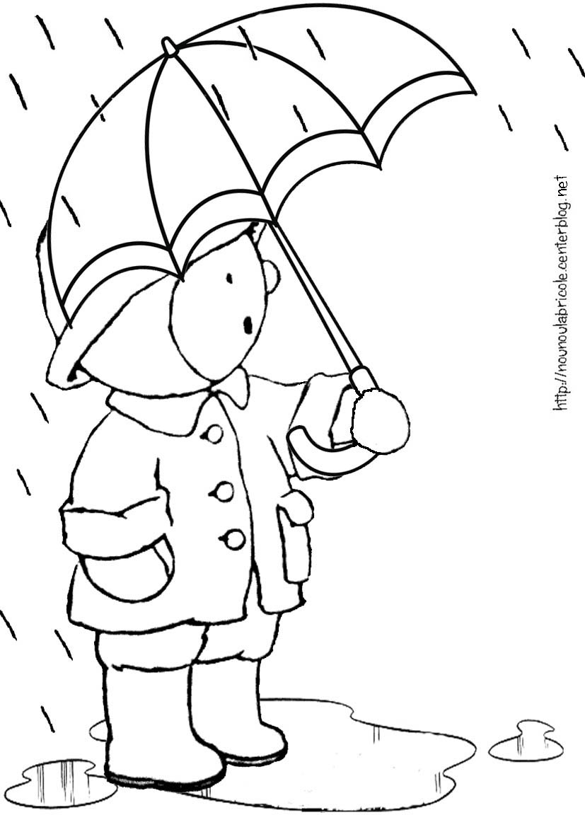   Enfant tenant un parapluie sous la pluie 