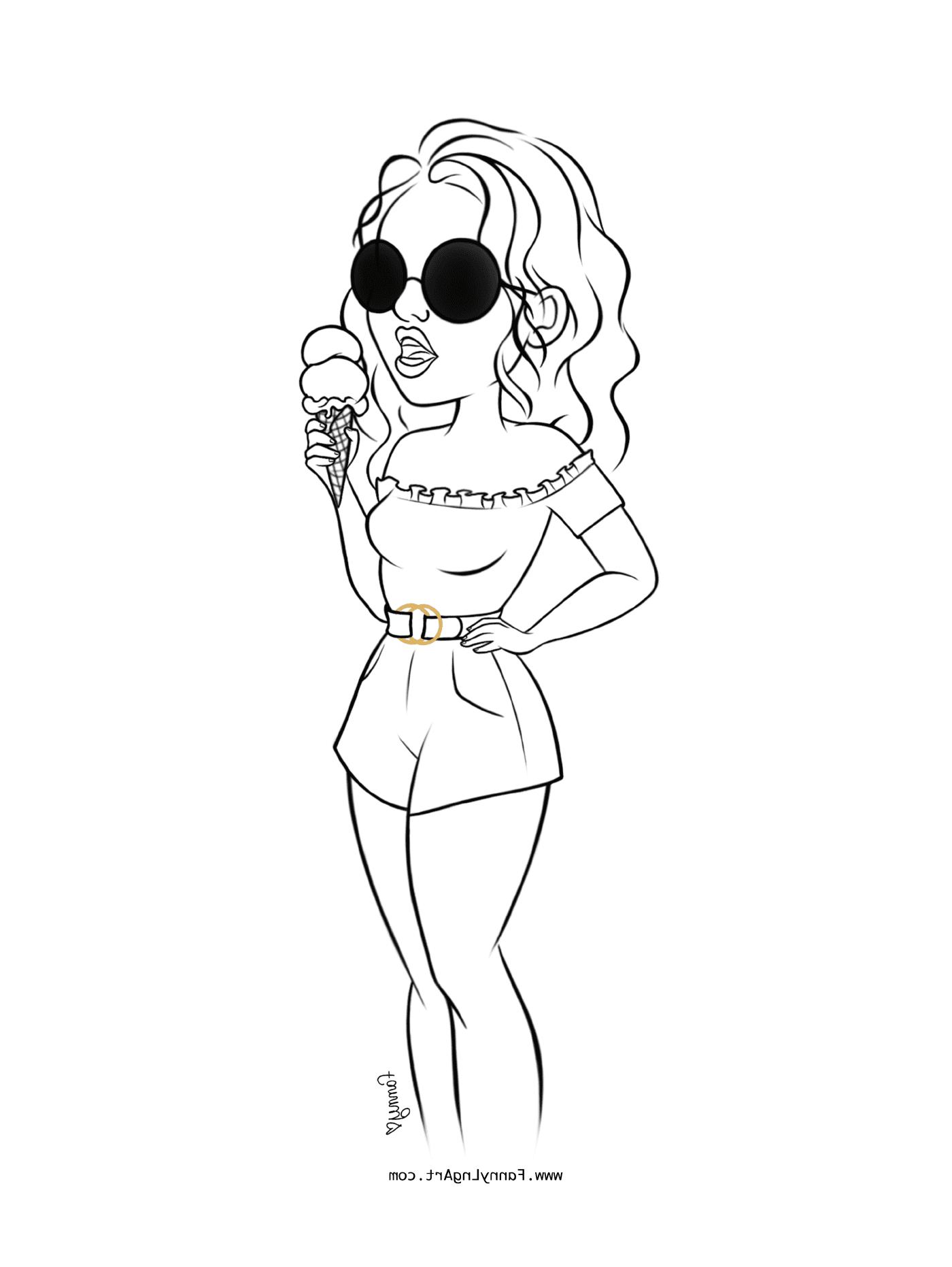   Jeune fille portant des lunettes de soleil et tenant une glace 