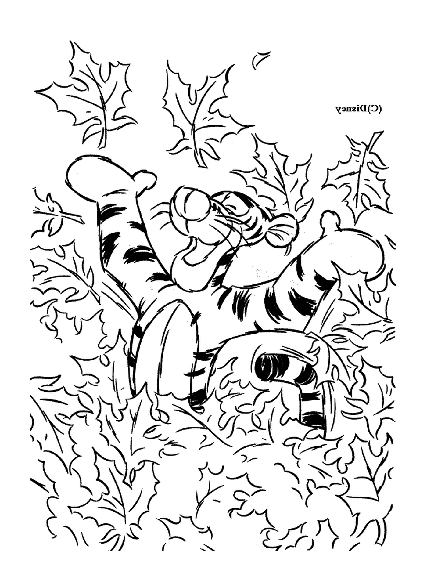   Tigrou s'amuse dans les feuilles 