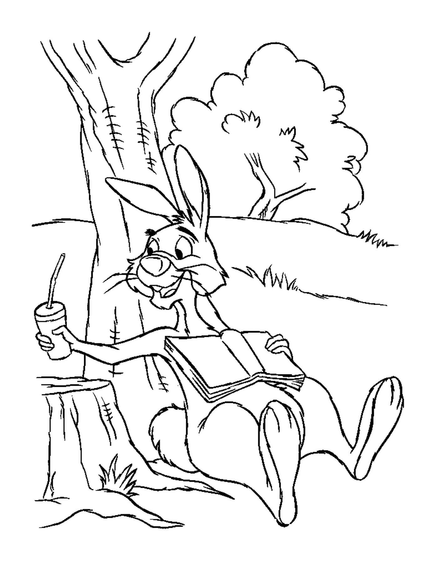   Un lapin assis sur une souche près d'un arbre avec un jus de carotte 