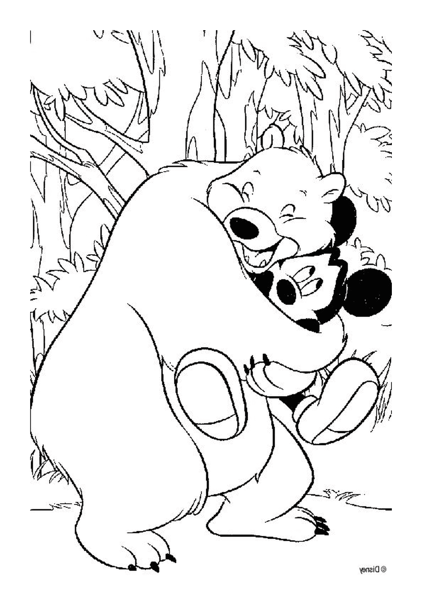   Un ours serre Mickey Mouse dans ses bras 
