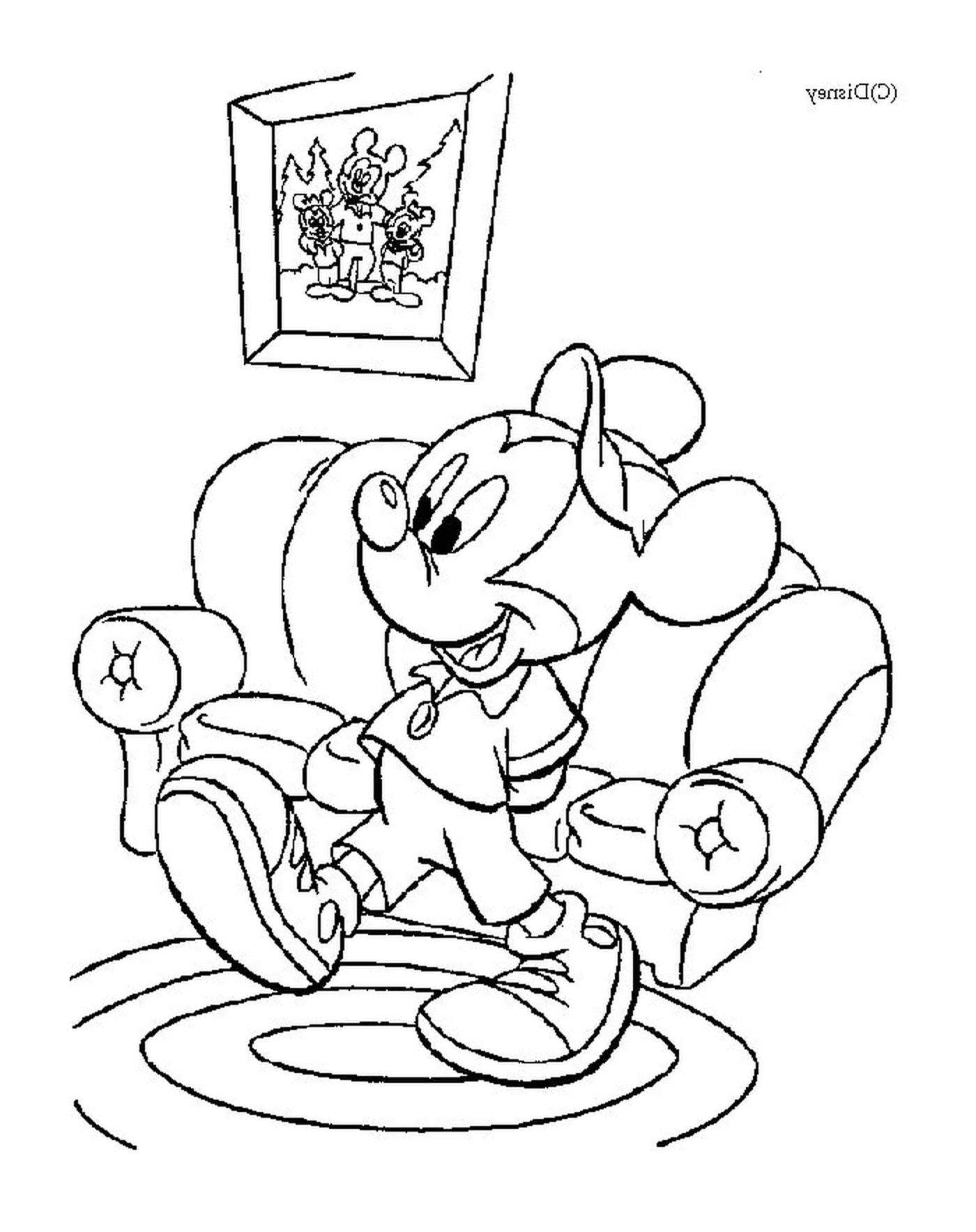   Minnie Mouse est assise dans un fauteuil 