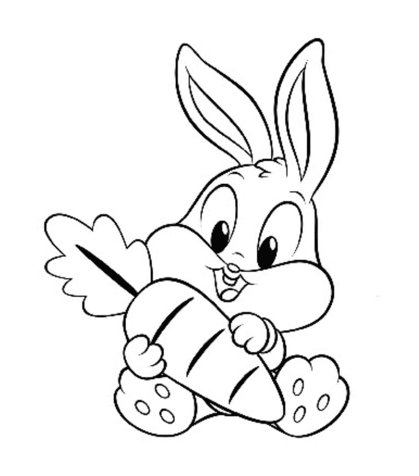   Un lapin tenant une grosse carotte dans sa bouche 